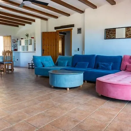 Rustic 5 Beds, Pool, Panoramic Views فيلة