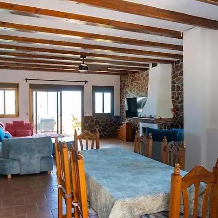Rustic 5 Beds, Pool, Panoramic Views فيلة